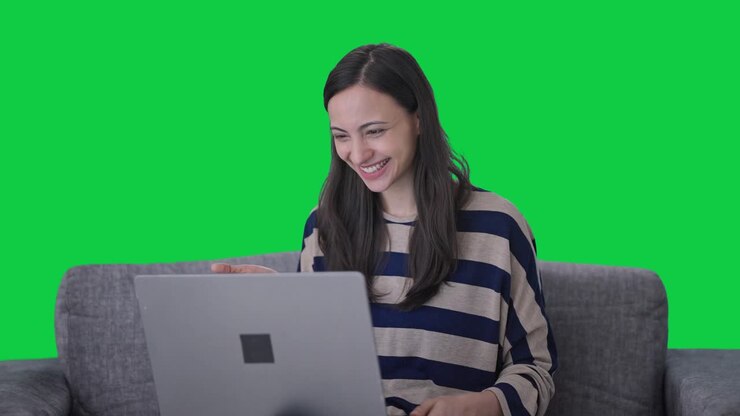 mujer india feliz hablando en una llamada de video pantalla verde