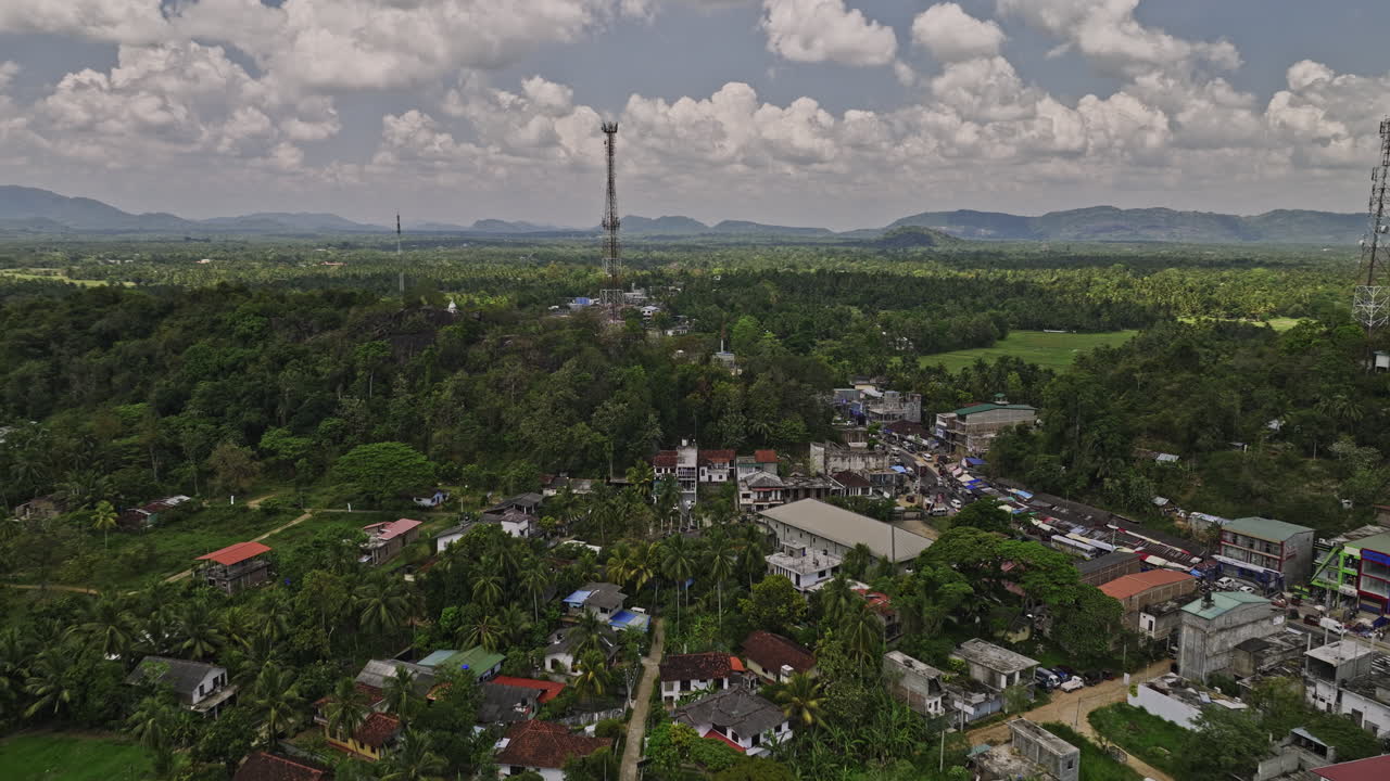 ibbagamuwa sri lanka aerial v2 drone flyover pueblo captura la comunidad local a lo largo de la carretera dambulla, rodeado de exuberante selva, montañas y campos agrícolas - filmado con mavic 3 cine - abril 2023