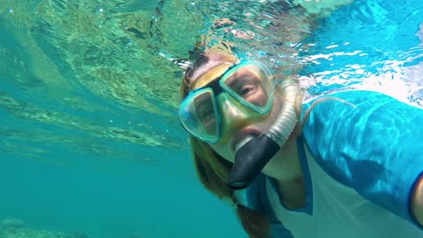 Unterwasser-Selfie-Kaukasische-Frau-Schnorchel-Karibisches-Meer-Korallenriff-Los-Roques