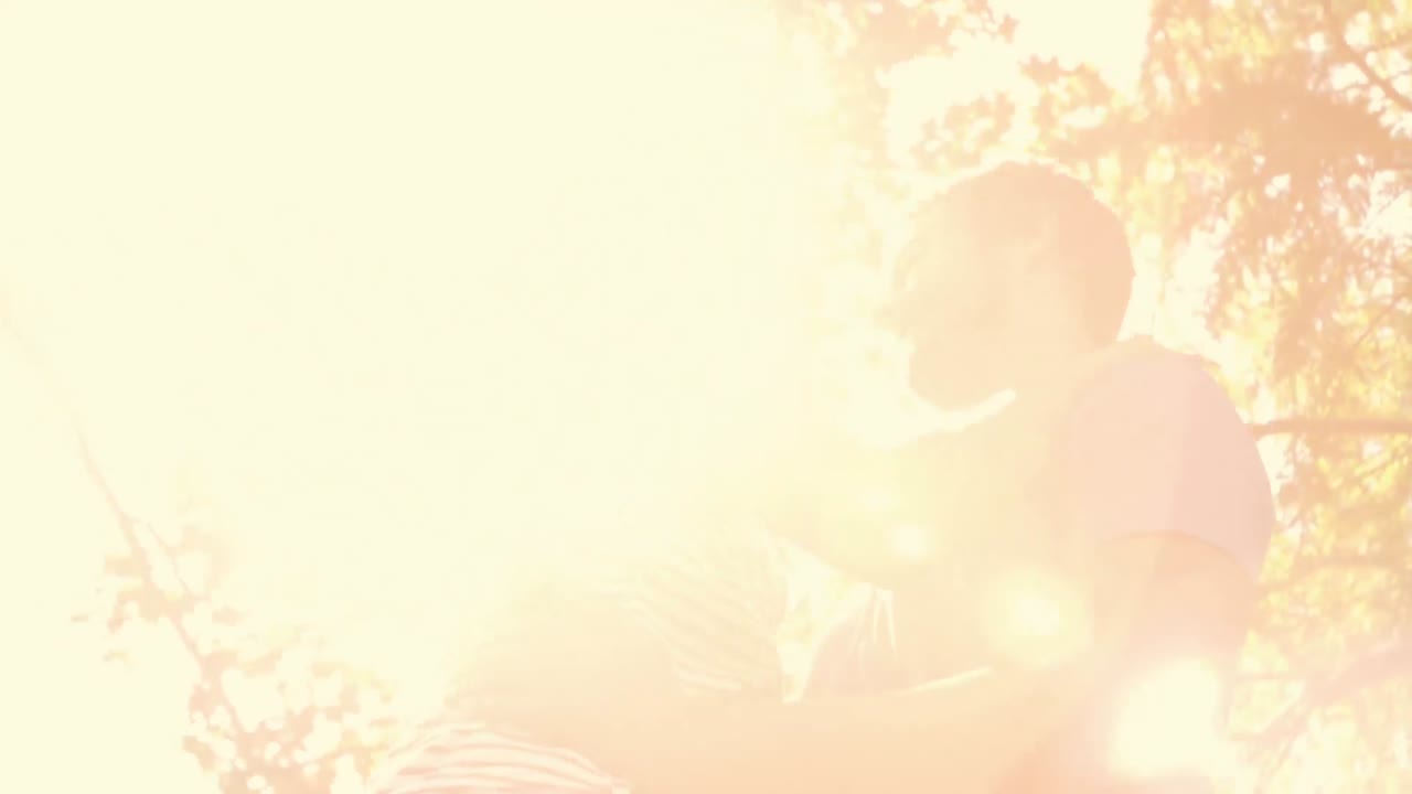 행복한 커플이 공원에서 포옹하고 있습니다.