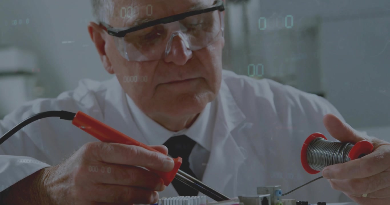 Ingegnere senior che sonda i contatti di una scheda e controlla il filo di saldatura per la diagnostica in un laboratorio tecnologico.