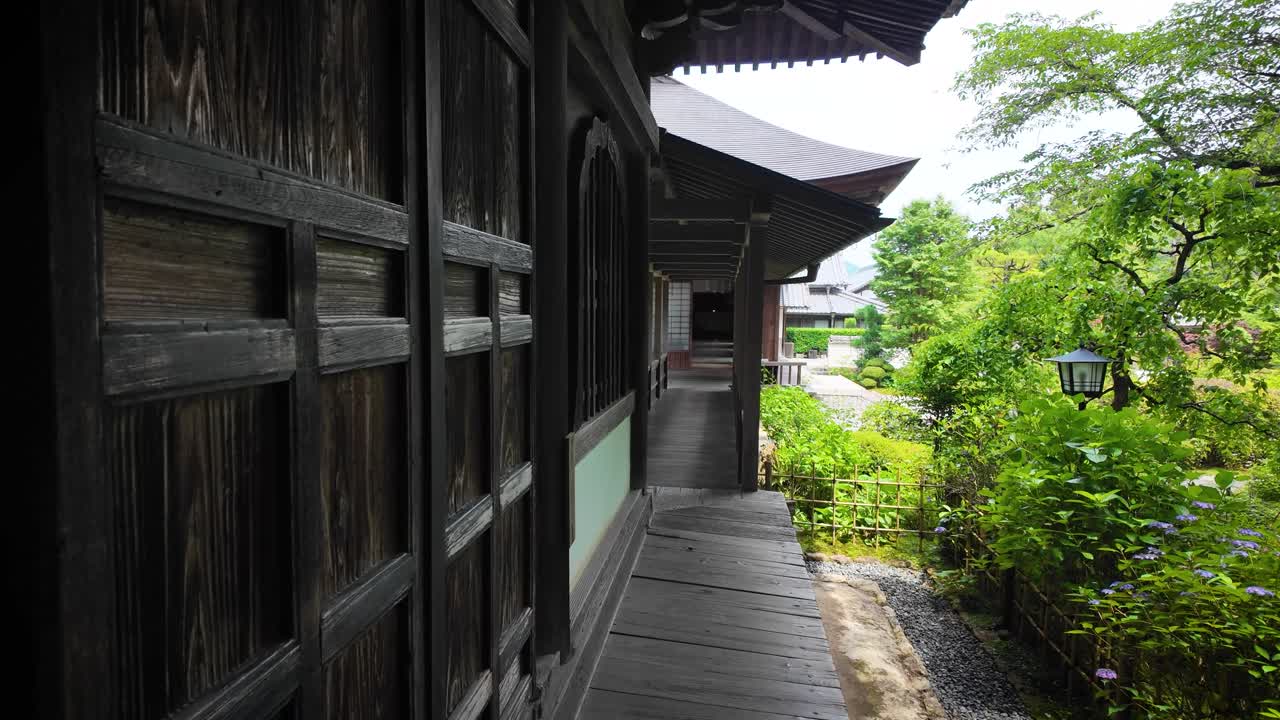 일본 하마마쓰 시의 정원 전망이 있는 리오톤지 사원 벽을 따라 산책