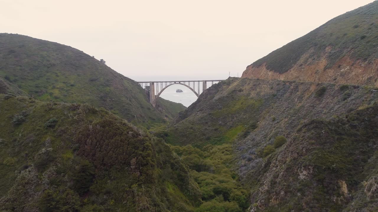 캘리포니아 드론의 빅스비 다리 - 암석 중심으로 접근