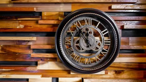 roca de reloj marrón vintage con números romanos en fondo de madera. lapso de tiempo