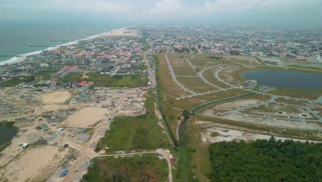 una amplia vista de una playa en lagos