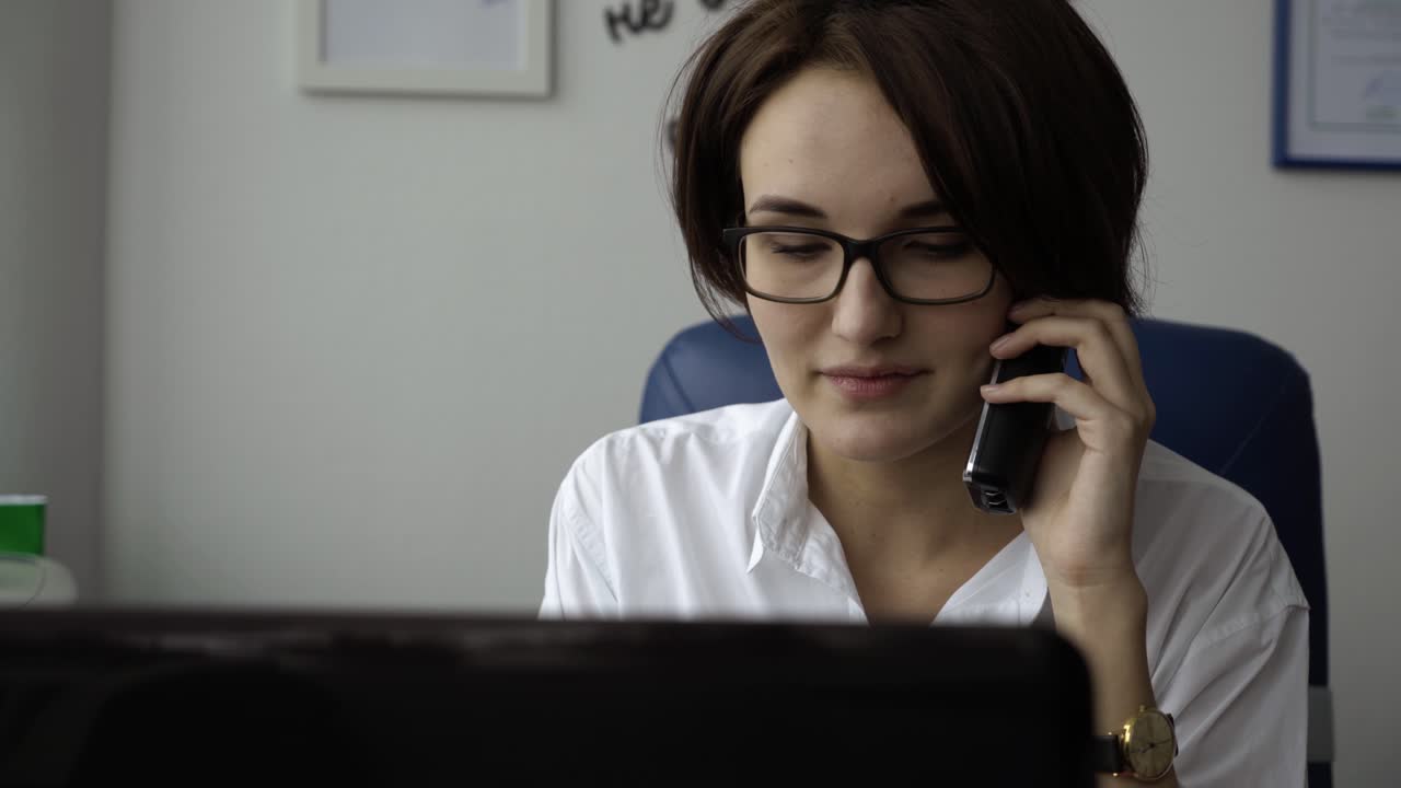 mujer hablando por teléfono en la oficina