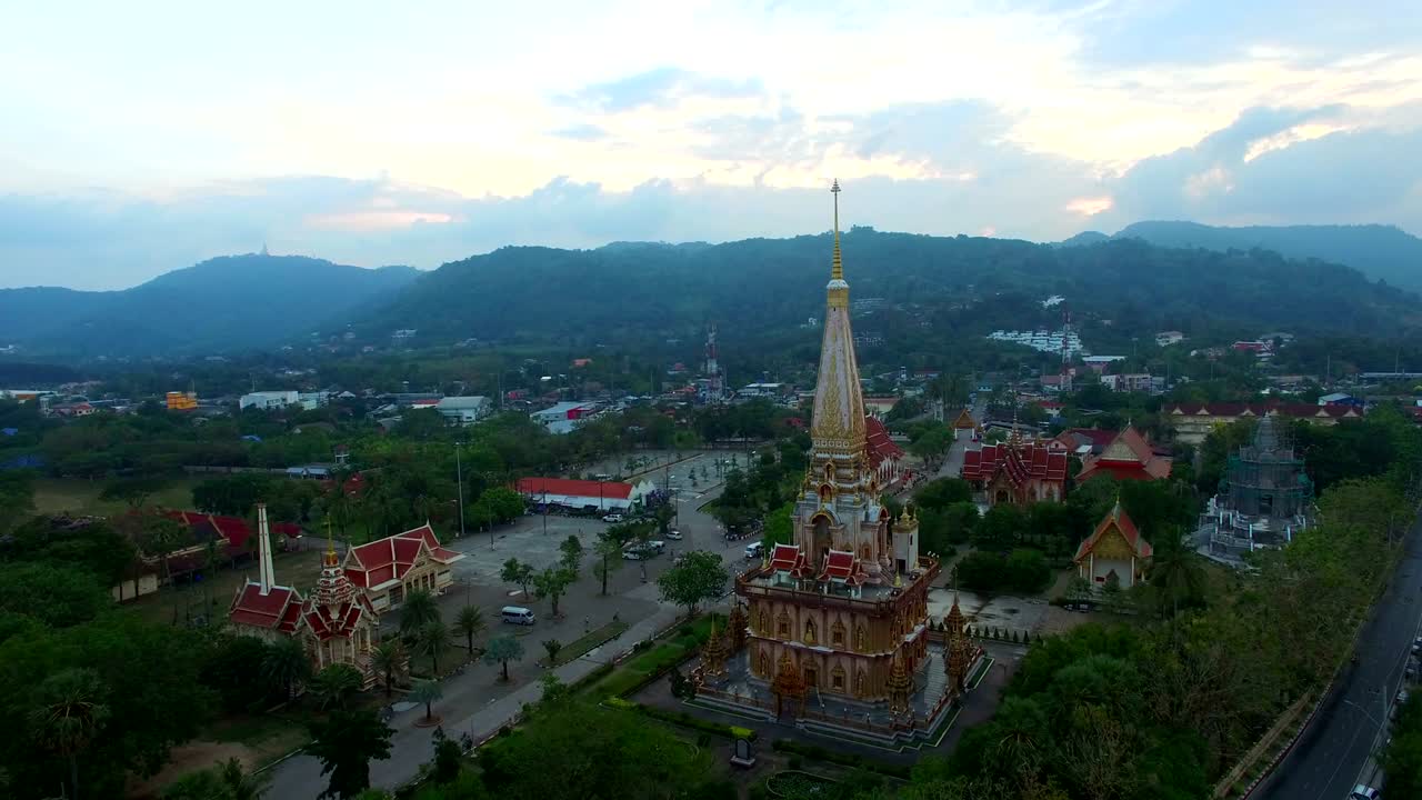 Ảnh chụp từ trên cao quanh chùa Chalong.