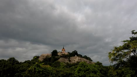 Wat-Phra-Phutthachai-Es-Un-Destino-Turístico-Para-Extranjeros-Y-Ciudadanos-Tailandeses-Que-Buscan-Bendiciones