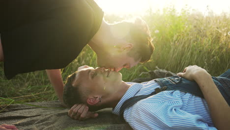 hombre relajándose al aire libre