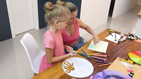 madre e hija dibujando juntos en casa