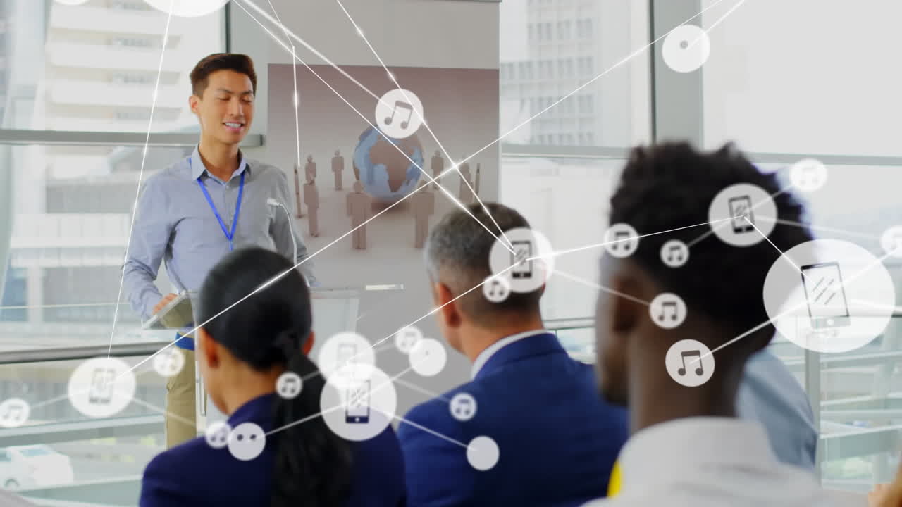 animación de la red de iconos digitales sobre el hombre asiático hablando en el podio en una conferencia de negocios.