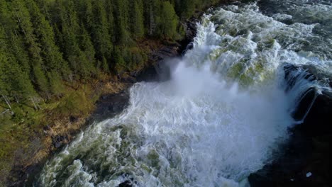la cascada de ristafallet en la parte occidental de jamtland está catalogada como una de las cascadas más hermosas de suecia.