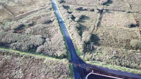 vista superior aérea de una carretera en connemara, irlanda, conducción de automóviles