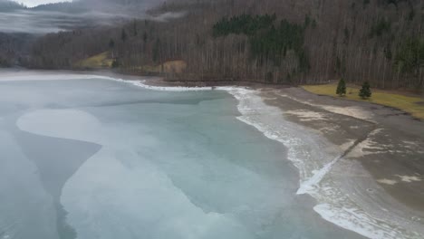 Klöntalersee-Glarus-Suiza-Vuelo-A-Lo-Largo-De-Este-Lago-Helado-Natural