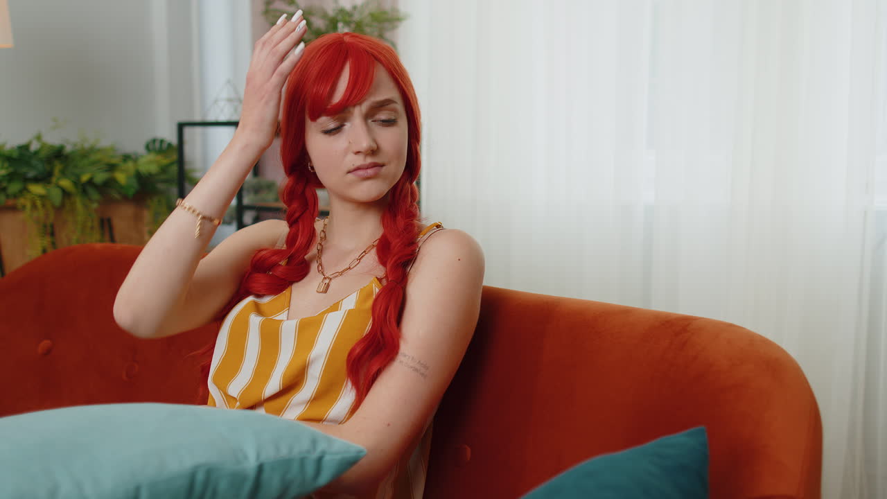 집에 있는 어린 소녀는 불공평한 상황으로 고통받고 있습니다. 문제, 헤어짐, 우울증, 기분이 나 ⁇ 고, 소진 상태입니다.