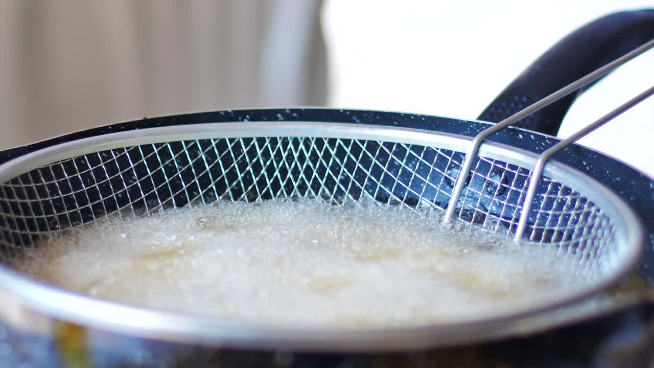 긴 중국 페이스트리 (fried chinese pastry) 를 위한 푸프 페이스터리 (puff pastry) 를 준비합니다.