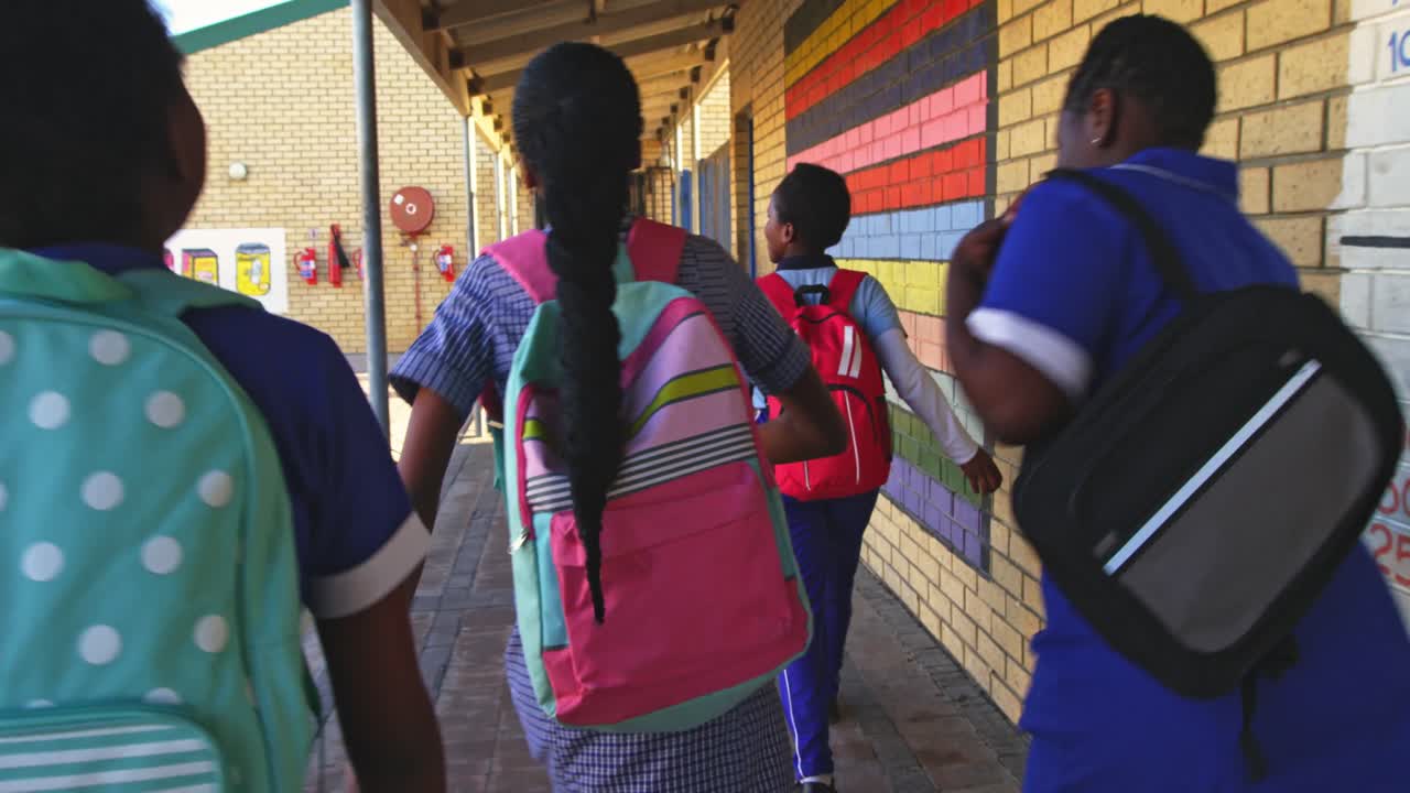 타운십 학교의 놀이터에서 달리는 학교 아이들 4k