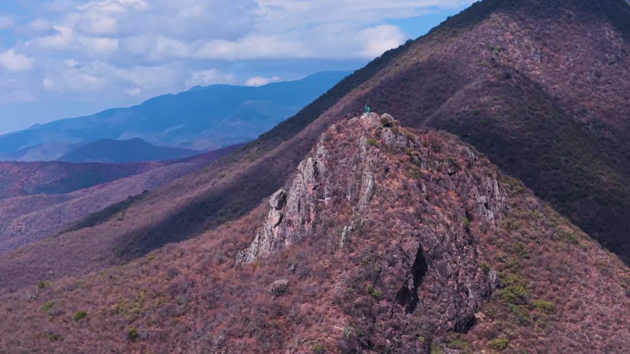 Vistas aéreas del Cerro del Picacho, cerca de Teotitlán del Valle, Oaxaca, con cruces en la cima de la montaña