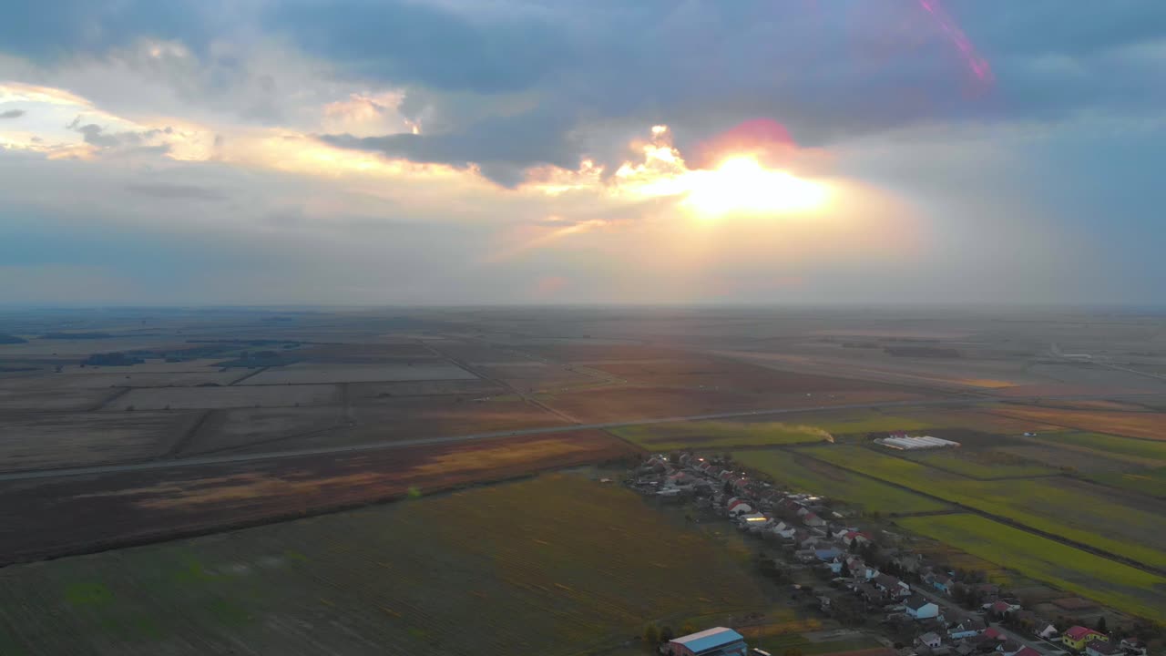 크로아티아의 농업 농지 필드 위에 일몰