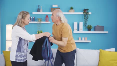 el hombre que llega tarde al trabajo, su esposa lo ayuda a ponerse al día.