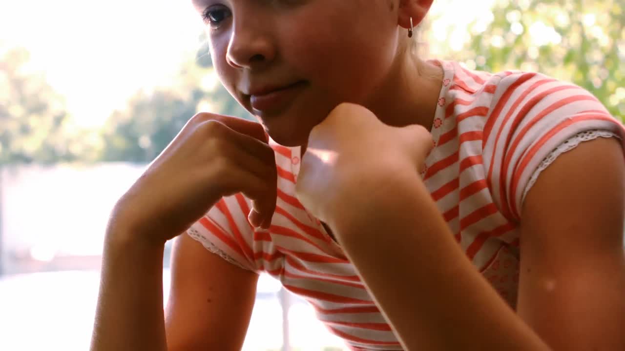 primer plano de una chica tensa