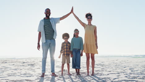 familia feliz, cara y padres de alto cinco