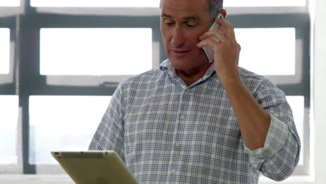 hombre de negocios llamando por su teléfono