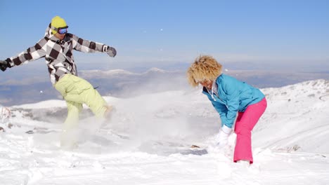 Pareja-En-Trajes-De-Nieve-Jugando-En-La-Nieve