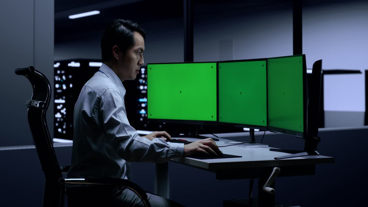 técnico trabajando hasta tarde en una sala de servidores