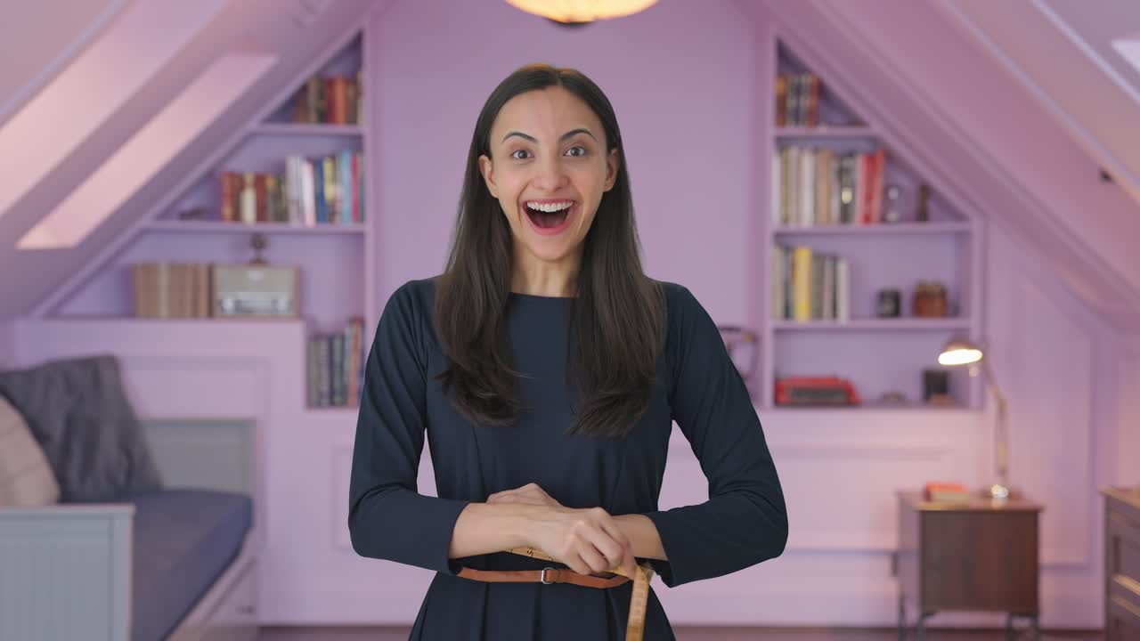 chica india feliz midiendo su cintura