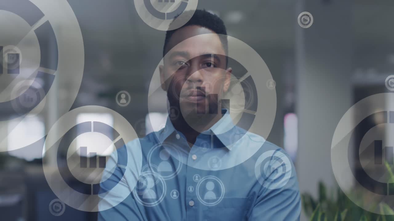 animación del procesamiento de datos financieros sobre hombre de negocios biracial