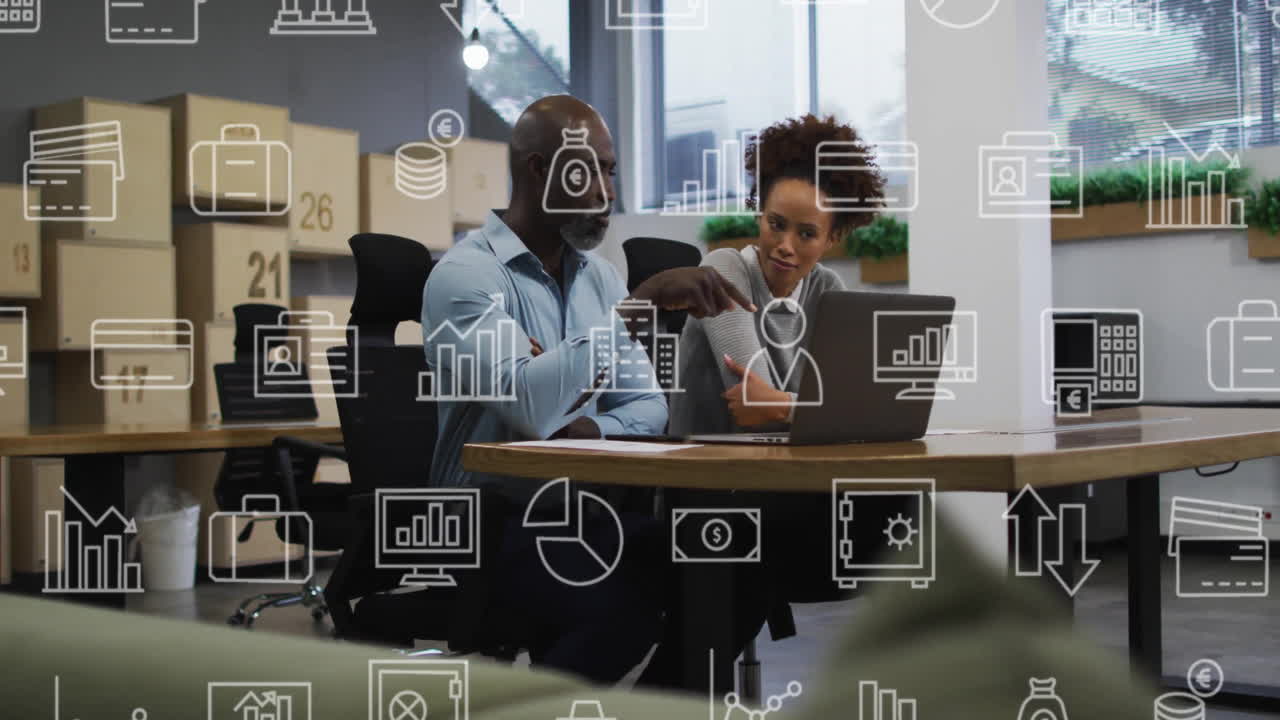 In ufficio, professionisti aziendali che discutono dati con un'animazione di icone di analisi.