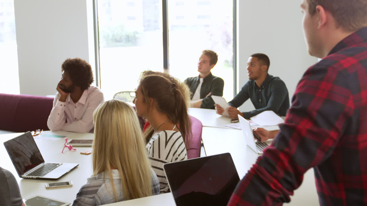 estudiantes universitarios asisten a una conferencia en el campus filmada en r3d
