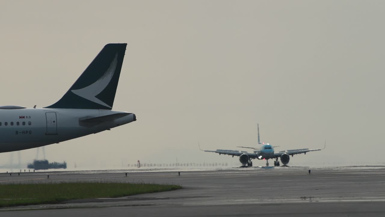 Cathay Pacific Airbus A321neo Landing and Taking Off
