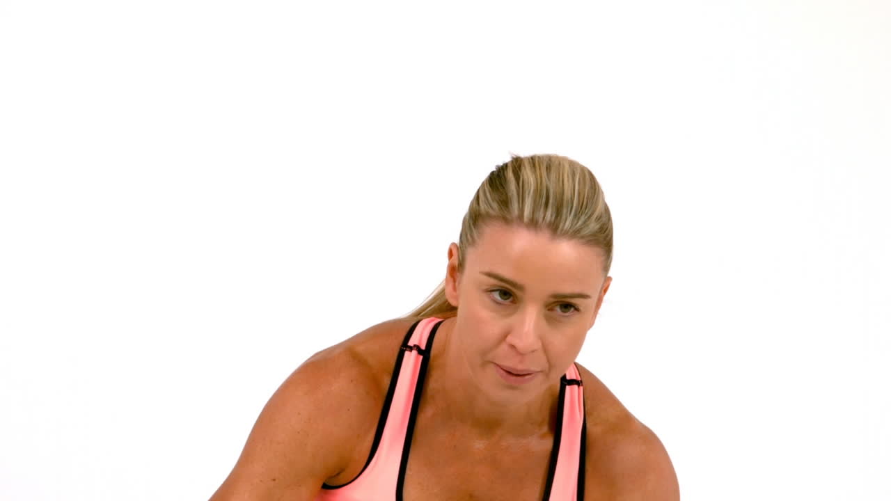 saltador de obstáculos femenino corriendo