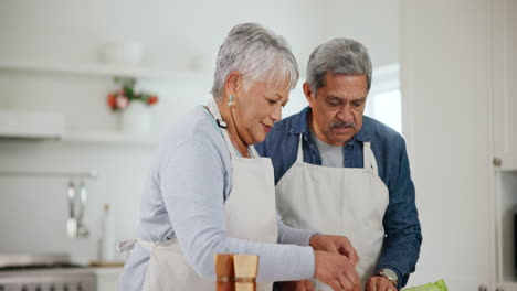 comida, amor y una pareja de mayores cocinando