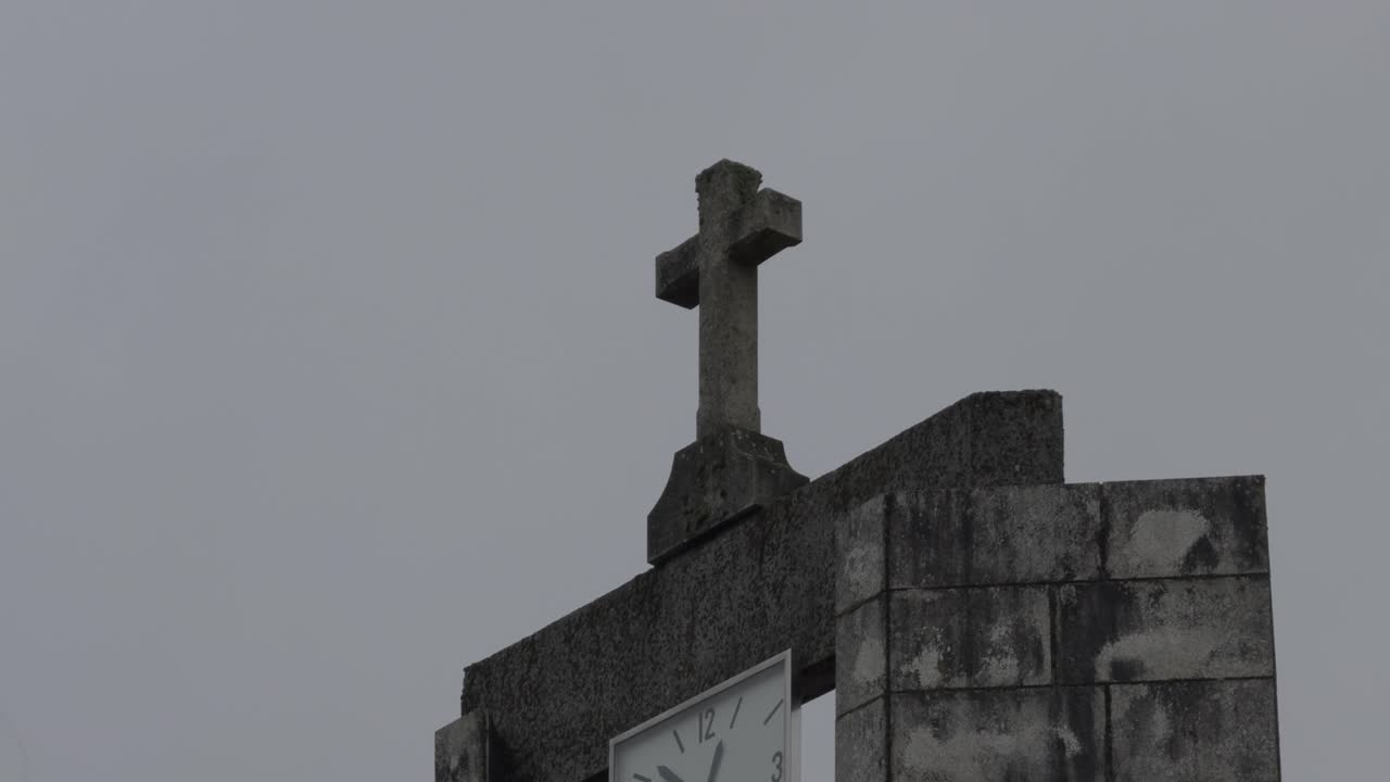 건물 에 있는 돌 의 십자가