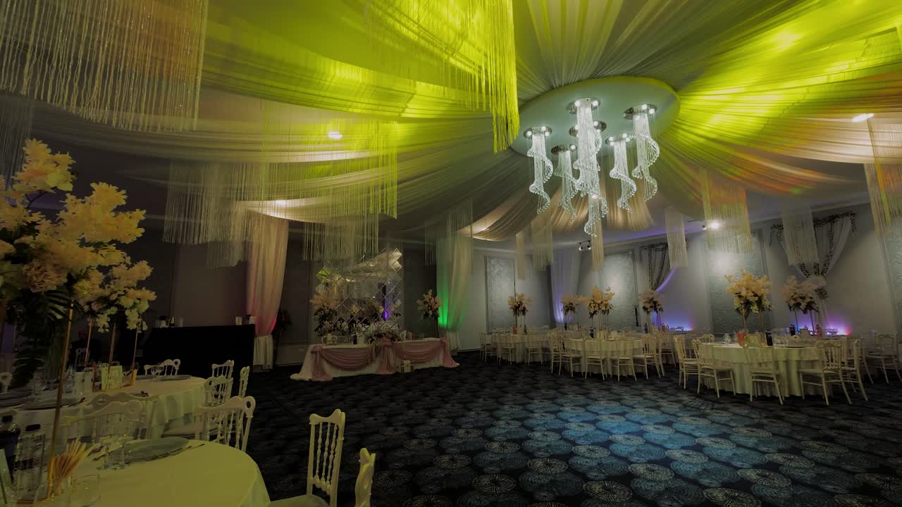 lujoso interior elegante del restaurante, luces de fiesta de colores, gran candelabro
