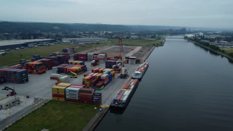 port container terminal and ship