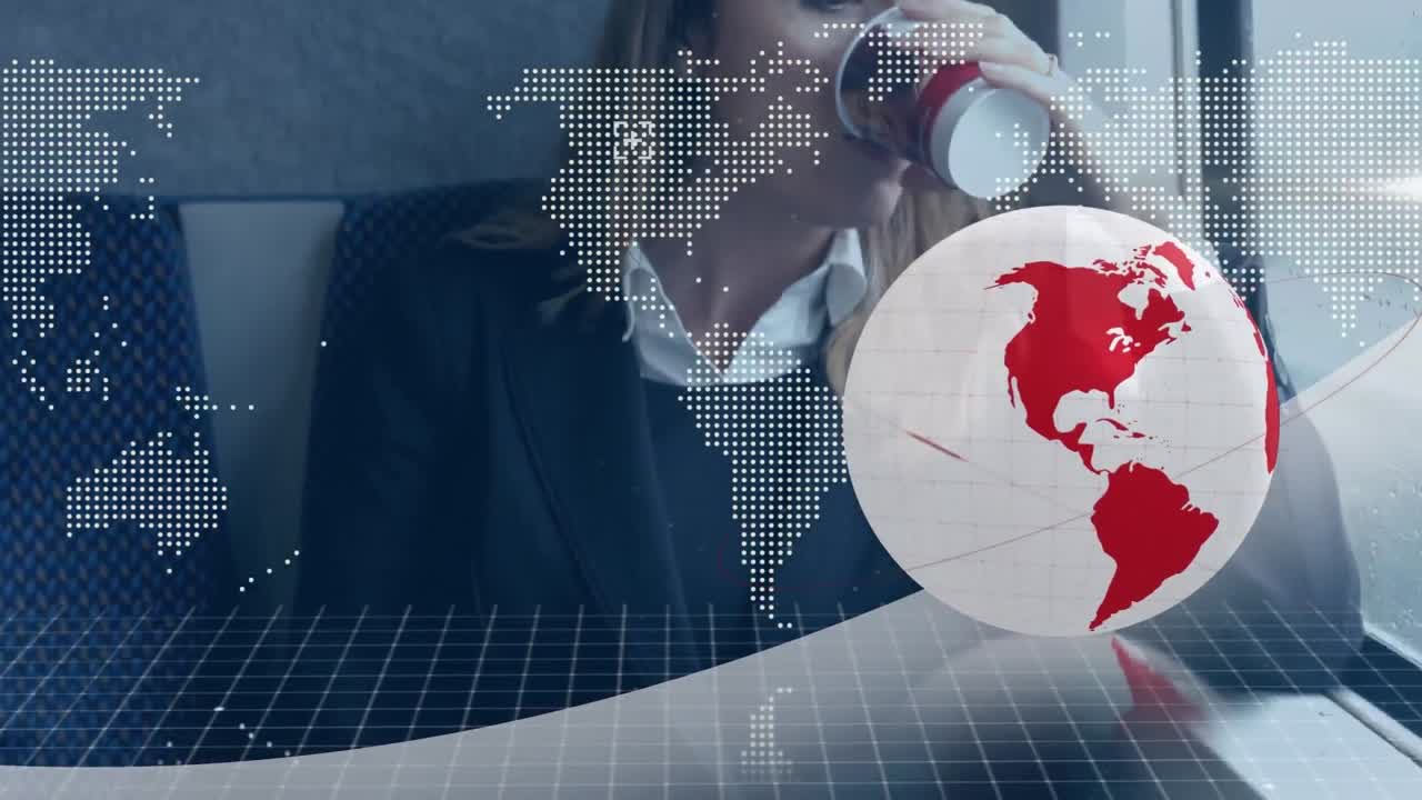 animación de datos de procesamiento de globos y mapas, sobre una mujer de negocios en el tren usando un teléfono inteligente