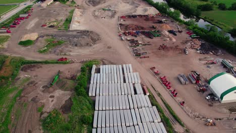 visión general del patio del estacionamiento con muchos camiones y remolques - reefers, furgonetas secas estacionados en un lote de almacenamiento de construcción