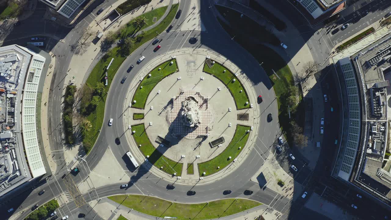 дронная съемка площади маркес-де-помбаль. взгляд с воздуха на движение на самой знаковой круговороте в городе лиссабоне, португалия