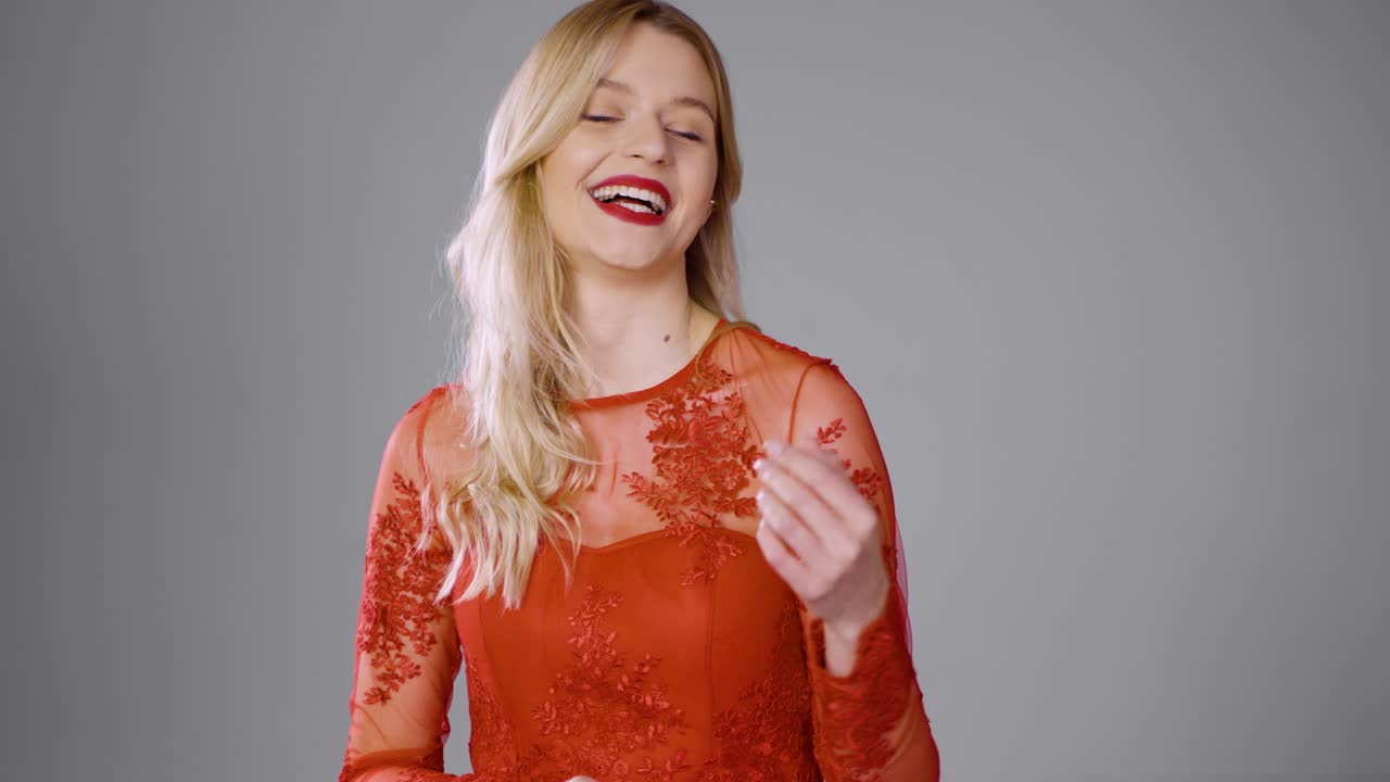 빨간 드레스를 입은 아름다운 여자