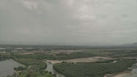 Blick-Von-Oben-In-Den-Himmel-In-Thailand