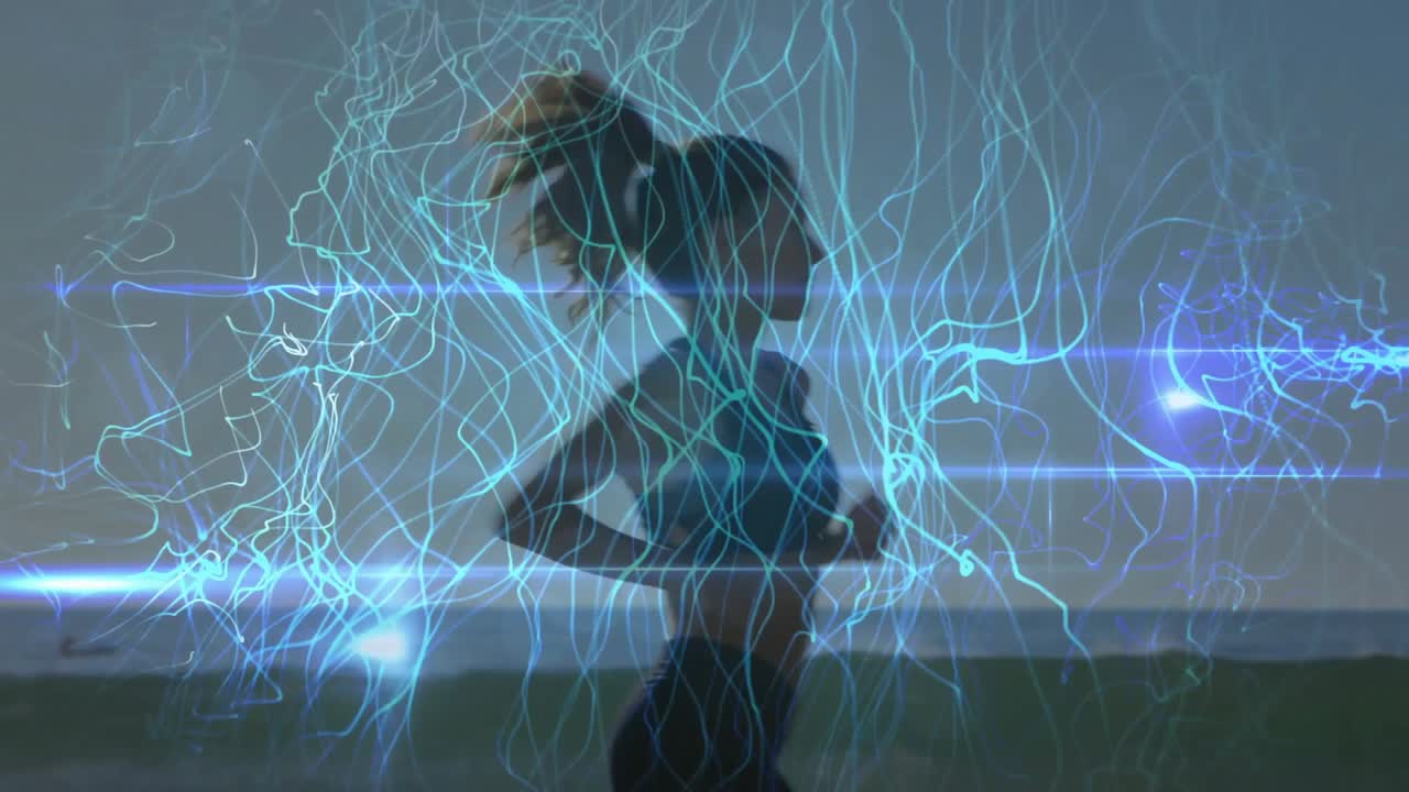 Cascata di luce blu che si libra sopra la spiaggia e una runner che fa jogging attraverso una sovrapposizione per il fitness.