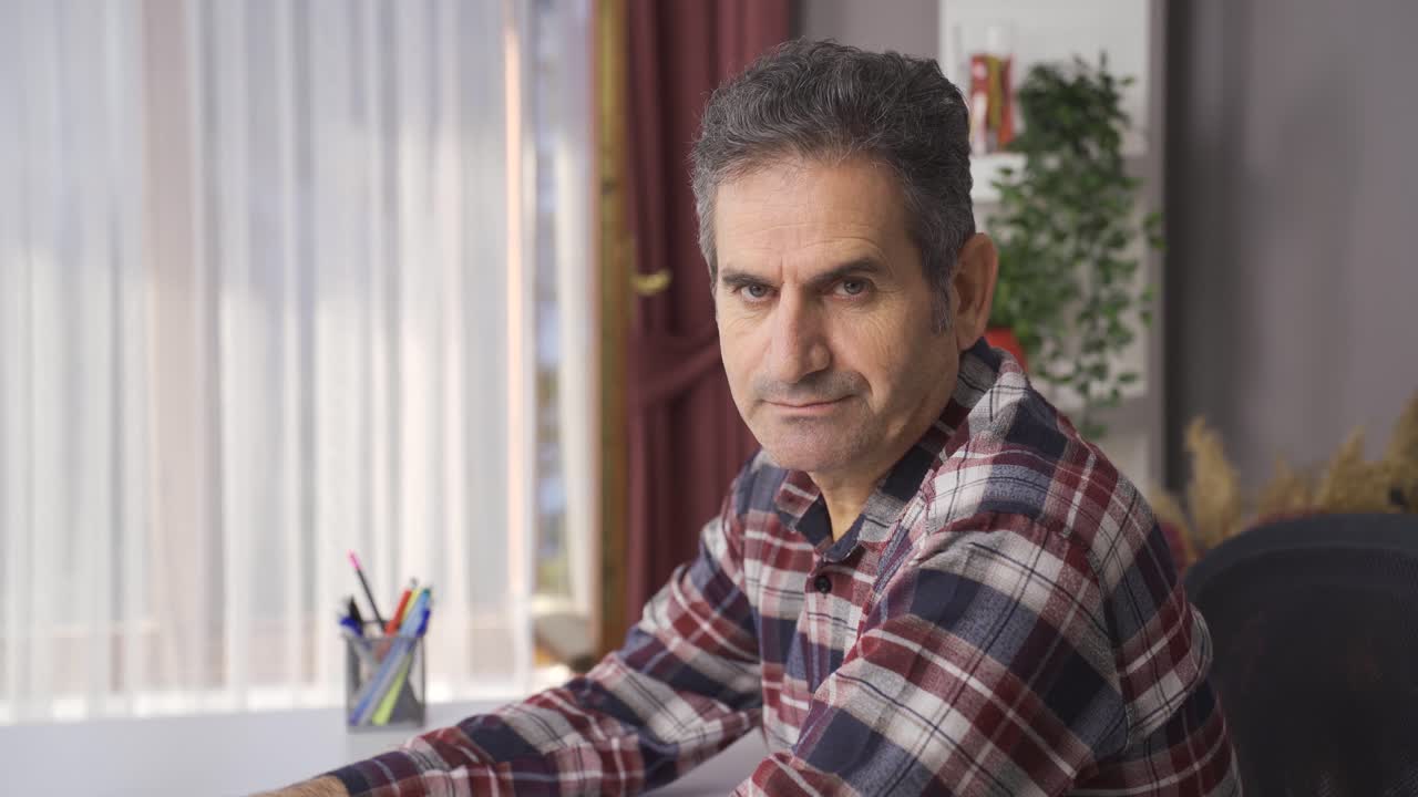 el hombre infeliz está cansado de trabajar duro y se arrepiente.