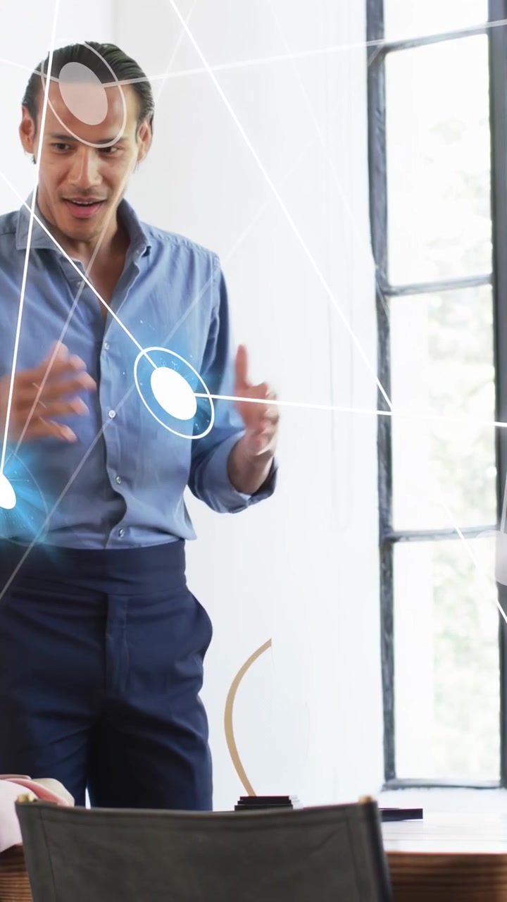 Video verticale: Il capo team parla sollevando un premio mentre nodi tecnologici appaiono intorno ad esso per celebrare il team.