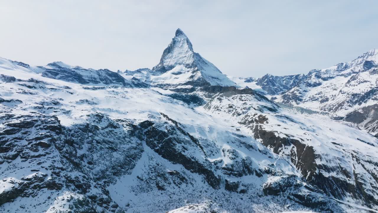 vista panorámica del pico de la montaña matterhorn cubierto de nieve.