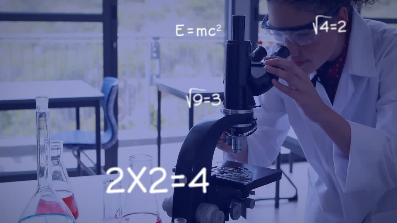 현미경으로 백인 소녀 과학자에 대한 과학 데이터 처리 애니메이션