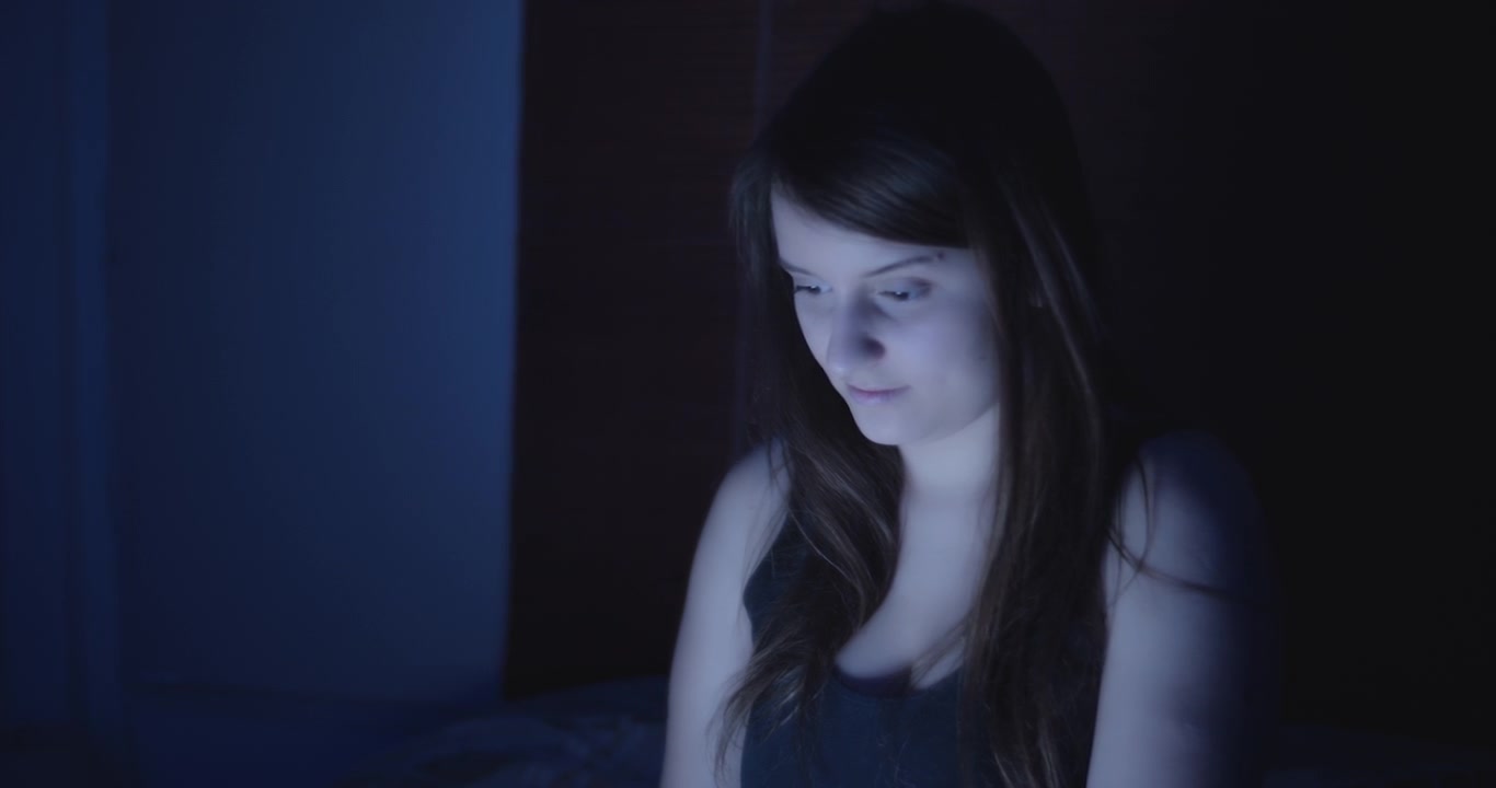 Una giovane donna che naviga in internet di notte